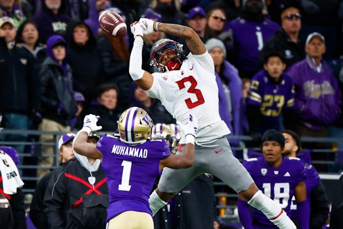Washington State wide receiver Josh Kelly catches a pass against the Washington Huskies.
